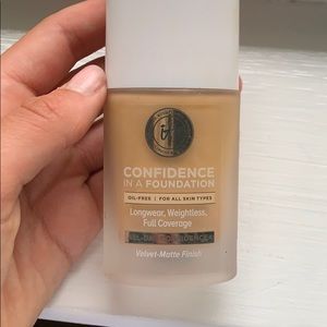 It cosmetics confidence in a foundation